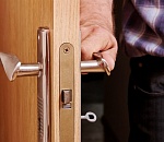 Бурная ночь: астраханца заперли в чужом доме, пока он спал