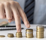 Кому из астраханцев прибавили зарплату в 2025 году