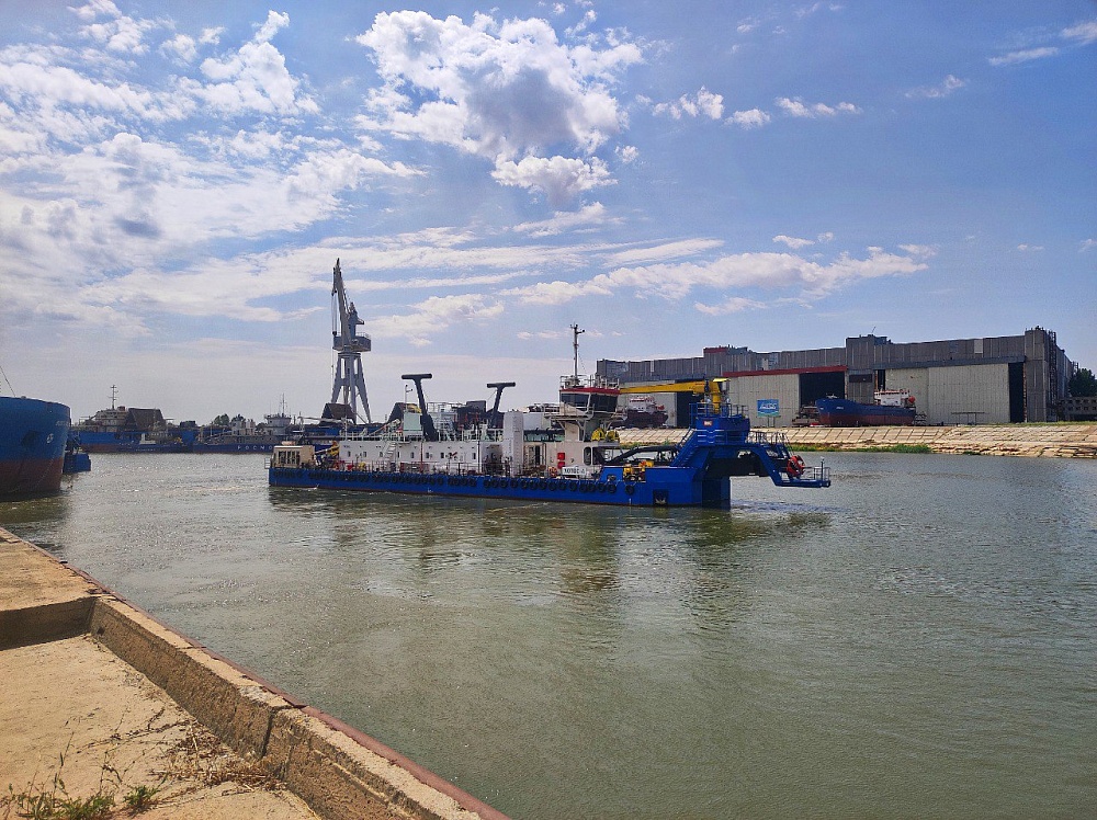 Построенный на астраханской верфи земснаряд вышел на ходовые испытания