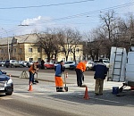 На улице Боевой в Астрахани ликвидируют опасный пешеходный переход