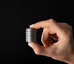 Астраханке помогли вернуть долг 15-летней давности