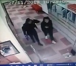 Астраханцев просят помочь опознать двух очаровательных воровок