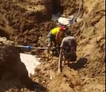 В Астраханской области засняли, как глава села чинит водопровод. Сам