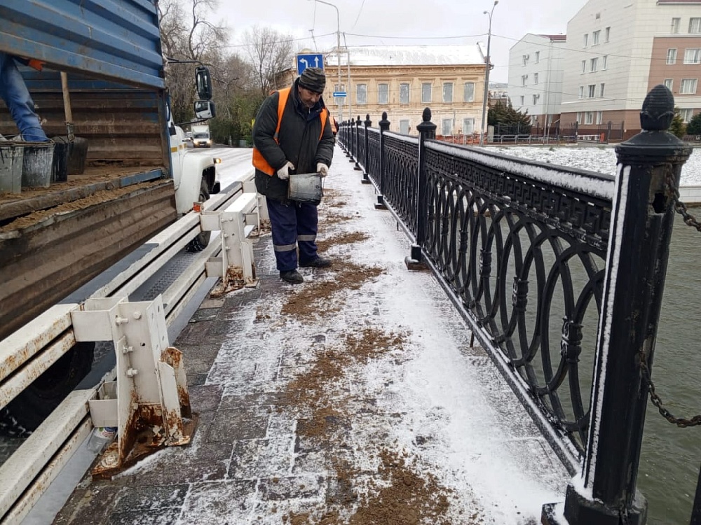 Из-за непогоды в Астрахани произошло более 40 повреждений на сети уличного освещения