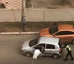 Одной правой: астраханский полицейский толкает машину легким касанием, видео
