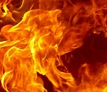 В Астрахани сгорели автомобиль и заброшенный дом