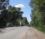 Под Астраханью автомобиль из-за выбоин на дороге врезался в дерево: пострадала беременная пассажирка