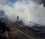 Число сгоревших на пожаре в Астрахани транспортных средств выросло в два раза: кадры тушения