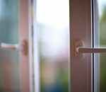 В Астрахани женщина выпала с окна 4 этажа, она скончалась в больнице