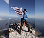 На Эльбрусе подняли флаг в память об астраханке