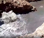 В Астрахани остановка плывет в фекалиях