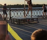 На Петровской набережной астраханских детей стриптизом с праздником поздравила полуголая девушка