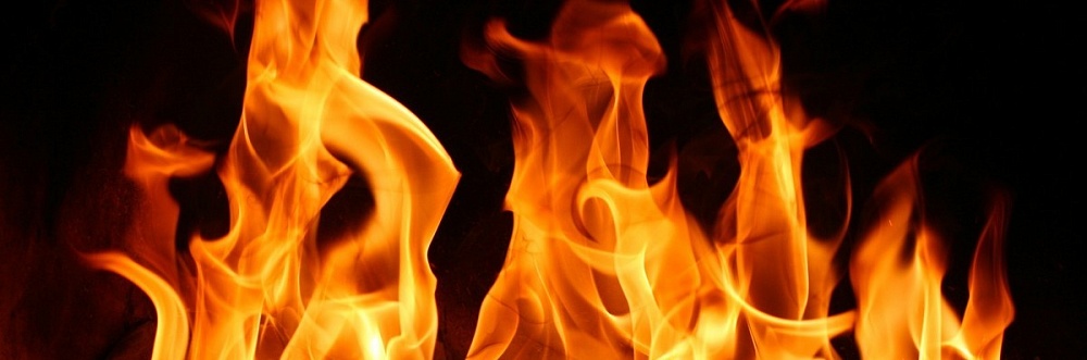 В Астрахани крупный пожар: загорелся склад