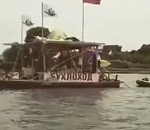 По астраханской реке путешествует "Бухлоход"