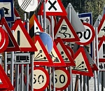 В Астрахани обновляют дорожные знаки и устанавливают зеркала