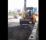 Астраханские маршрутчики скинулись на трактор, чтобы заделать ямы на дороге