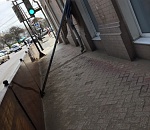 В Астрахани знак пешеходного перехода "установили" прямо на тротуаре