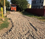 Три тысячи тонн щебенки ушло на подсыпку грунтовых дорог в Астрахани