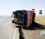 На астраханской трассе, уходя от столкновения, опрокинулся «Камаз»