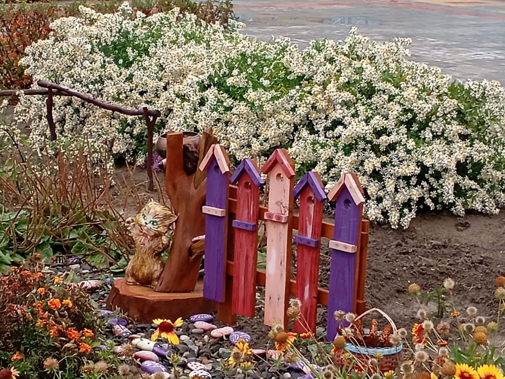 Сельский дворник превратил территорию детского сада под Астраханью в сказку