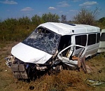 Под Астраханью в лобовом столкновении микроавтобуса и легковушки пострадали шесть человек