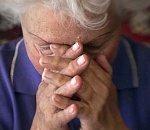 Астраханка оставила двух пенсионерок без старинных предметов декора, рассказав трогательные истории