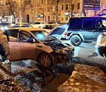 В центре Астрахани произошло крупное ДТП с участием четырех машин. Двое пострадавших