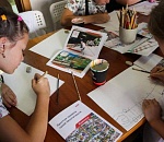 Астраханские железнодорожники побеседовали на тему безопасности с юными художниками в «Рисовалке»