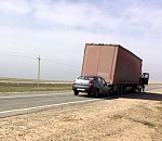 Под Астраханью столкнулись легковушка и грузовик: пострадал человек