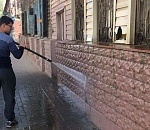 В Астрахани моют дома и остановки