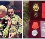 Астраханскому депутату-добровольцу вручили боевую медаль ДНР