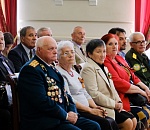 Игорь Бабушкин вручил награды астраханским ветеранам Великой Отечественной войны: фото