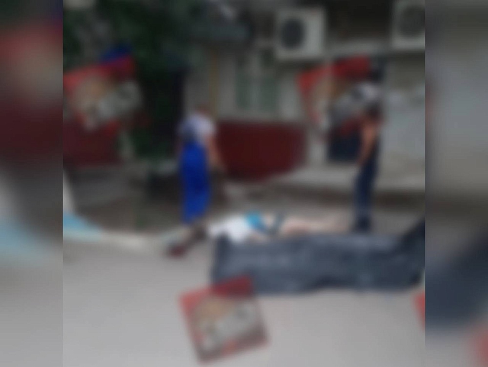 В Астрахани из окна многоэтажки выпала пенсионерка