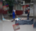 В Астрахани из окна многоэтажки выпала пенсионерка