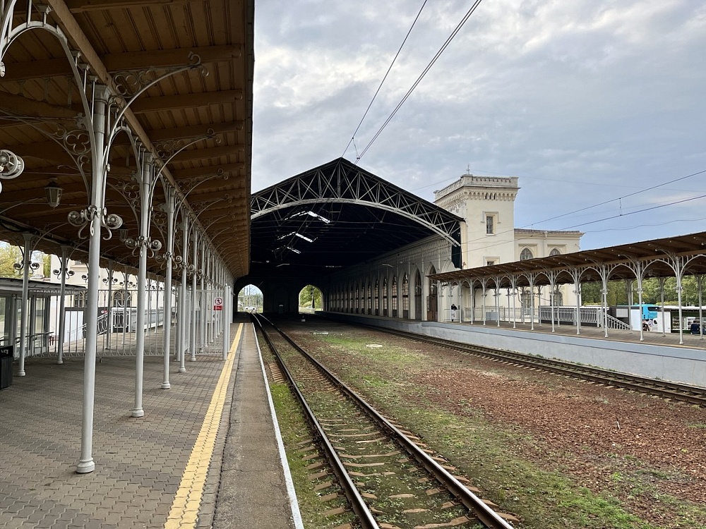 Астраханец на самокате попал под электропоезд на станции Лисий Нос