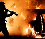 В Астрахани ночью подожгли два автомобиля