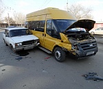 В Астрахани «семерка» врезалась в маршрутку: пострадала 12-летняя девочка