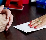 В Астрахани судебный пристав обвиняется во взятке