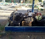 Фото дня: свалка на детской площадке