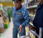 Астраханке запретили появляться в супермаркете из-за маленького пакета