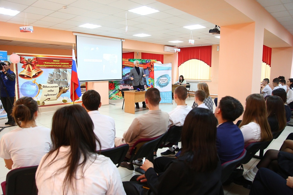Леонид Огуль провел с астраханскими школьниками открытый урок, посвященный Дню Конституции