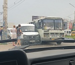 Милая картинка с астраханских улиц: два пассажирских автобуса нежно прижались друг к другу