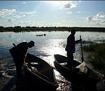 В Астраханской области протестующие рыбаки перекрыли реку лодками