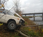 В Астрахани парочка на ВАЗе слетела с насыпи