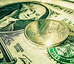 Рубль снижается к евро и растет к доллару, который вышел к 65 руб