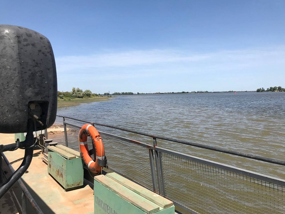 Паром, полный машин, унесло по течению под Астраханью