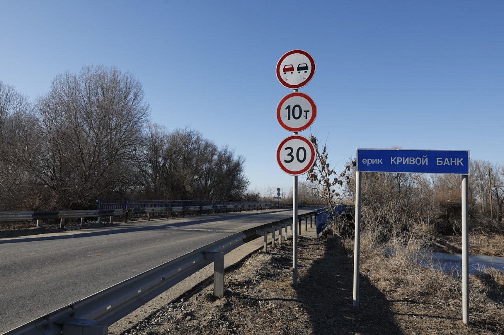 В Камызякском районе ремонтируют два очень нужных моста