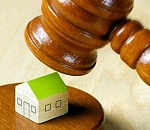 В Астрахани из-за незаконно строящегося торгового центра разрушаются стены гаражного кооператива