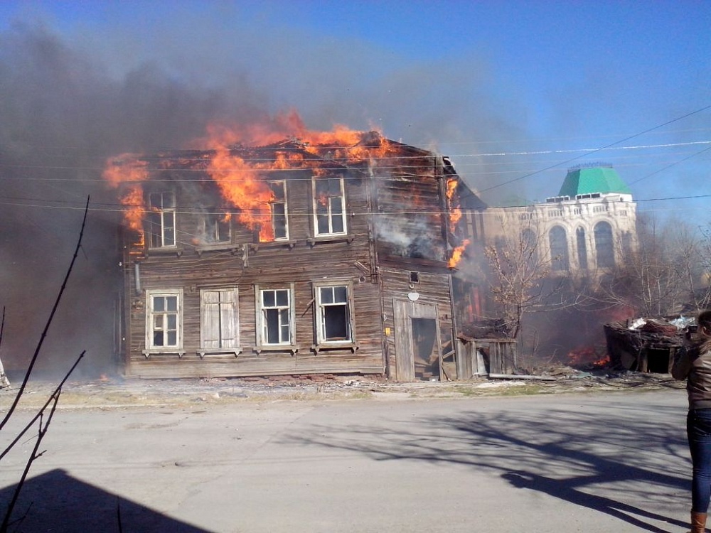 Мэрия Астрахани предоставит три квартиры пострадавшим во вчерашнем пожаре