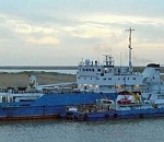 Под Астраханью научно-исследовательскому судну помогли выбраться из западни